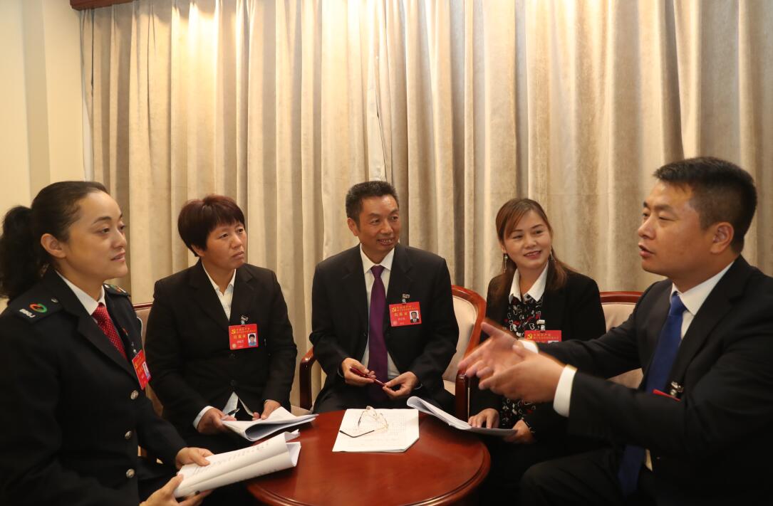 人妻榨乳饭店-浴室情欲HD三级